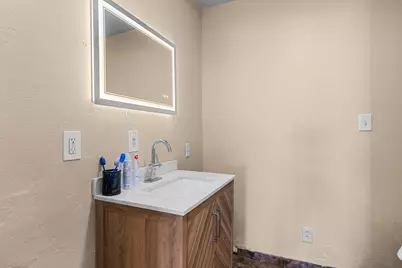 1560 S 73rd St, West Allis, WI 53214 - Photo 9