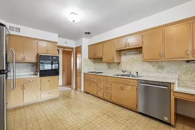 7824  Saint Anne Ct, Wauwatosa, WI 53213 - Photo 13