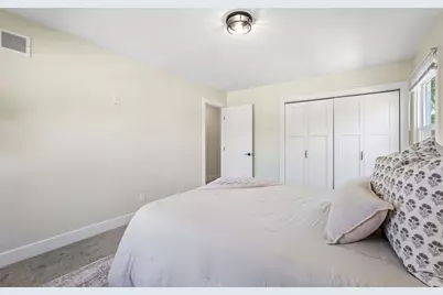 655 E Parkway Estates Dr, Oak Creek, WI 53154 - Photo 13