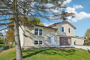 655 E Parkway Estates Dr, Oak Creek, WI 53154 - Photo 1