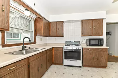 6646 S 20th St, Milwaukee, WI 53221 - Photo 9