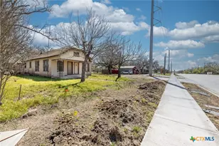 1602 Water St, Gonzales, TX 78629 - Photo 3