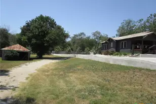 840 S Castell Ave, New Braunfels, TX 78130 - Photo 1