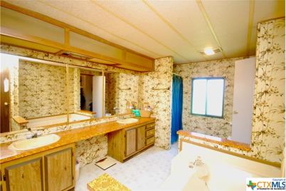 2301 E US Highway 90, Flatonia, TX 78941 - Photo 27