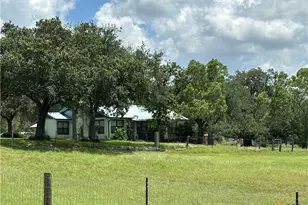 725 Post Oak Rd, Goliad, TX 77963 - Photo 1