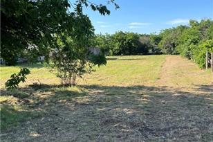 557 Collins St, Seguin, TX 78155 - Photo 3