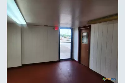 201 Morris Street, Yoakum, TX 77995 - Photo 5