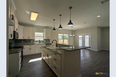 1704 E Avenue G, Lampasas, TX 76550 - Photo 9