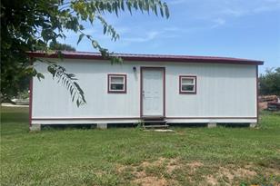 906 4th St, Edna, TX 77957 - Photo 1