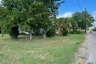 1413 E Juan Linn St, Victoria, TX 77901 - Photo 1