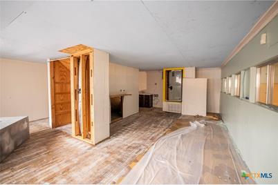 112 E Court Street, Seguin, TX 78155 - Photo 13