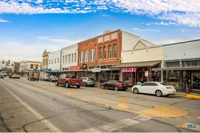 112 E Court Street, Seguin, TX 78155 - Photo 7