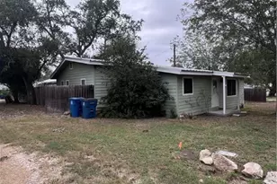 728 W Franklin St, Goliad, TX 77963 - Photo 5