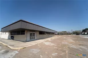 1302 E Crestwood Dr, Victoria, TX 77901 - Photo 1