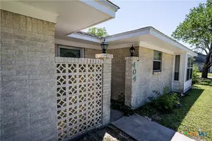 404 Rhodes, Victoria, TX 77904 - Photo 3