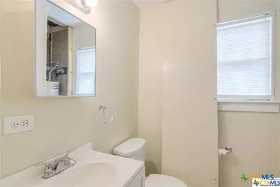 311 E Live Oak Street, Seguin, TX 78155 - Photo 7