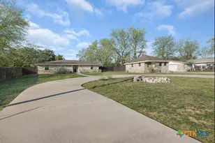 801 1/2 E Ave C, Lampasas, TX 76550 - Photo 3