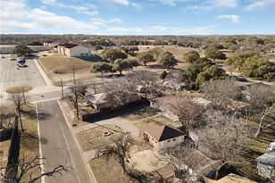 801 1/2 E Ave C, Lampasas, TX 76550 - Photo 37