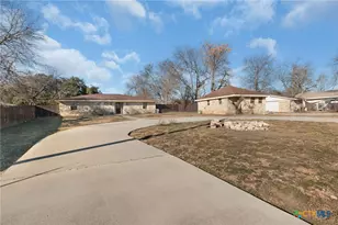801 1/2 E Ave C, Lampasas, TX 76550 - Photo 5