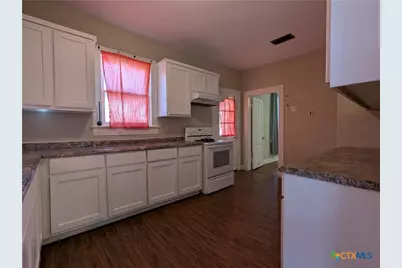 207 W 5th Street, Lampasas, TX 76550 - Photo 9