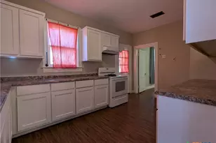 207 W 5th St, Lampasas, TX 76550 - Photo 9