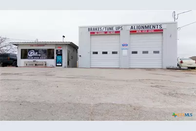 1208 E Kingsbury Street, Seguin, TX 78155 - Photo 1