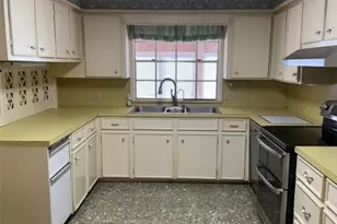 727 Brookhollow Dr, Port Lavaca, TX 77979 - Photo 7