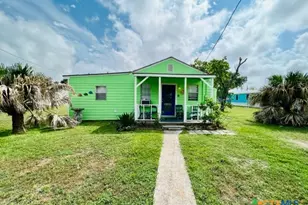 28 N Blackburn Ave, Port Lavaca, TX 77979 - Photo 1