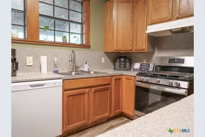 205 and 207 Hubbard Street, Yoakum, TX 77995 - Photo 19