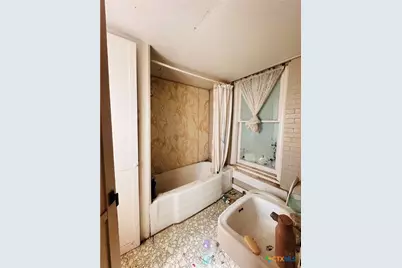 1002 Hopkins Street, Yoakum, TX 77995 - Photo 11