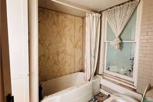 1002 Hopkins St, Yoakum, TX 77995 - Photo 11