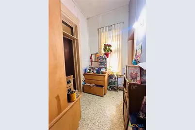 1002 Hopkins Street, Yoakum, TX 77995 - Photo 5