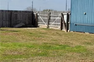 703 W Oakland Ave, Seadrift, TX 77983 - Photo 31