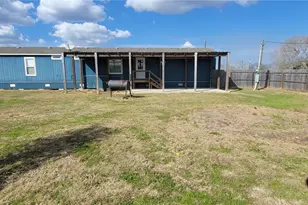 703 W Oakland Ave, Seadrift, TX 77983 - Photo 5