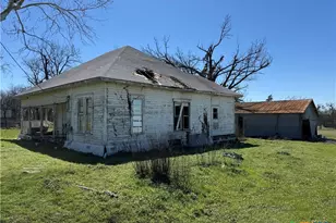 320 N 5th St, Lott, TX 76656 - Photo 7