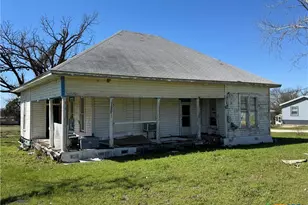 320 N 5th St, Lott, TX 76656 - Photo 3