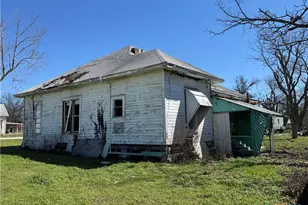 320 N 5th St, Lott, TX 76656 - Photo 9