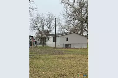 2410 W Kingsbury Street, Seguin, TX 78155 - Photo 3