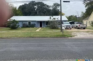 615 Hoskins Broadway St, El Campo, TX 77437 - Photo 1