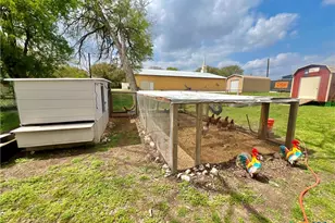 319 Smith St, Gonzales, TX 78629 - Photo 25