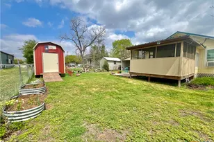 319 Smith St, Gonzales, TX 78629 - Photo 23