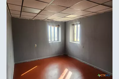 201 W Morris Street, Yoakum, TX 77995 - Photo 5