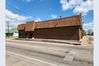 201 W Morris Street, Yoakum, TX 77995 - Photo 1