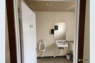 201 W Morris Street, Yoakum, TX 77995 - Photo 11