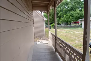 204 W Reuss Blvd, Cuero, TX 77954 - Photo 11