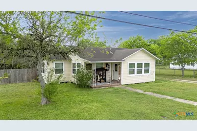 704 Maple, Yoakum, TX 77995 - Photo 3