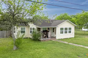 704 Maple, Yoakum, TX 77995 - Photo 3