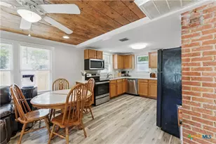 411 Ellis St, Seguin, TX 78155 - Photo 7