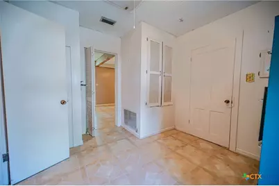706 West Street, Yoakum, TX 77995 - Photo 17