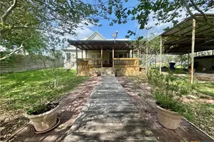 706 West St, Yoakum, TX 77995 - Photo 33